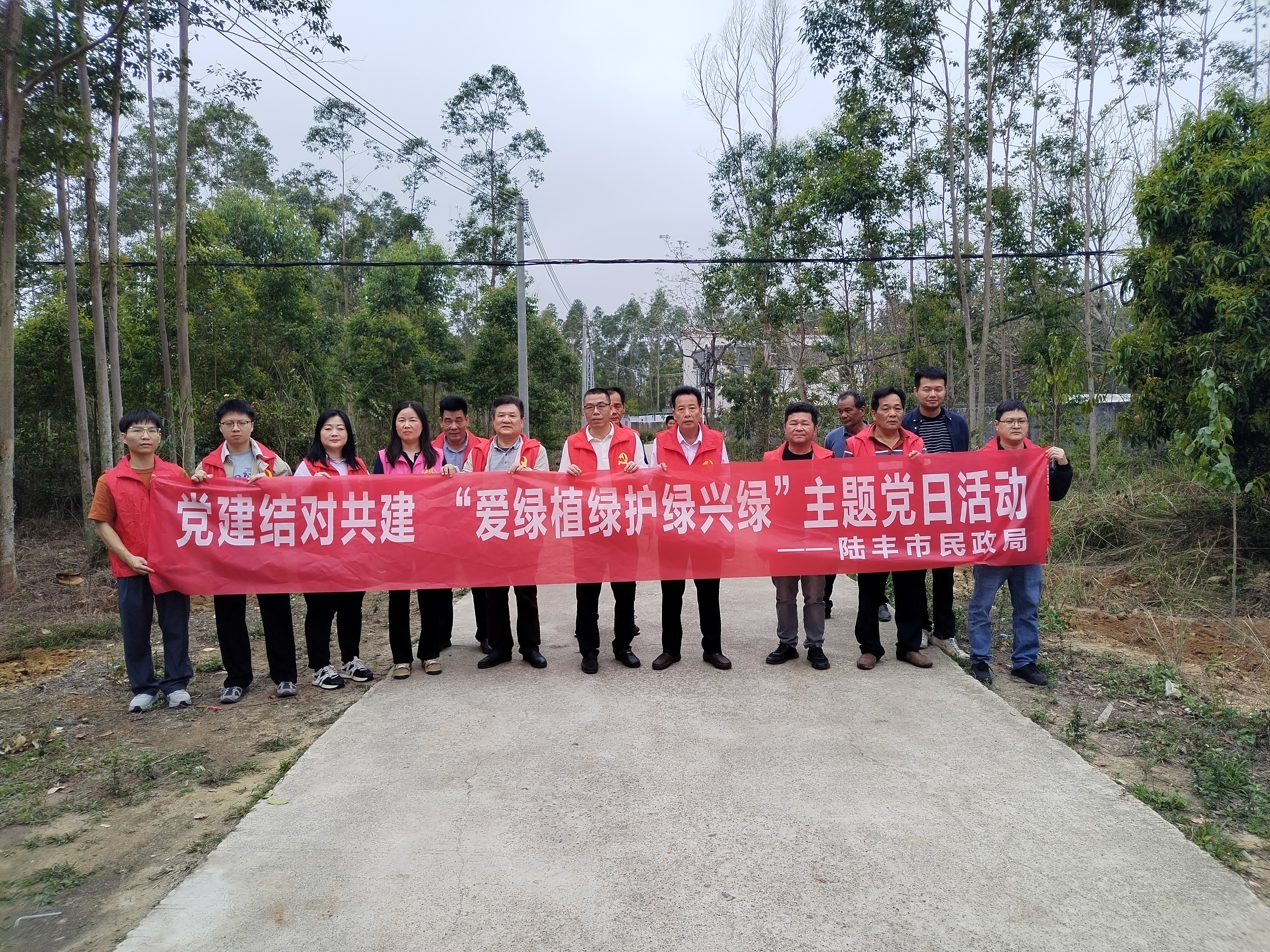 民政簡報〔2025〕第7期 市民政局開展黨建結(jié)對共建“愛綠植綠護綠興綠”主題黨日植樹活動(1).doc_2
