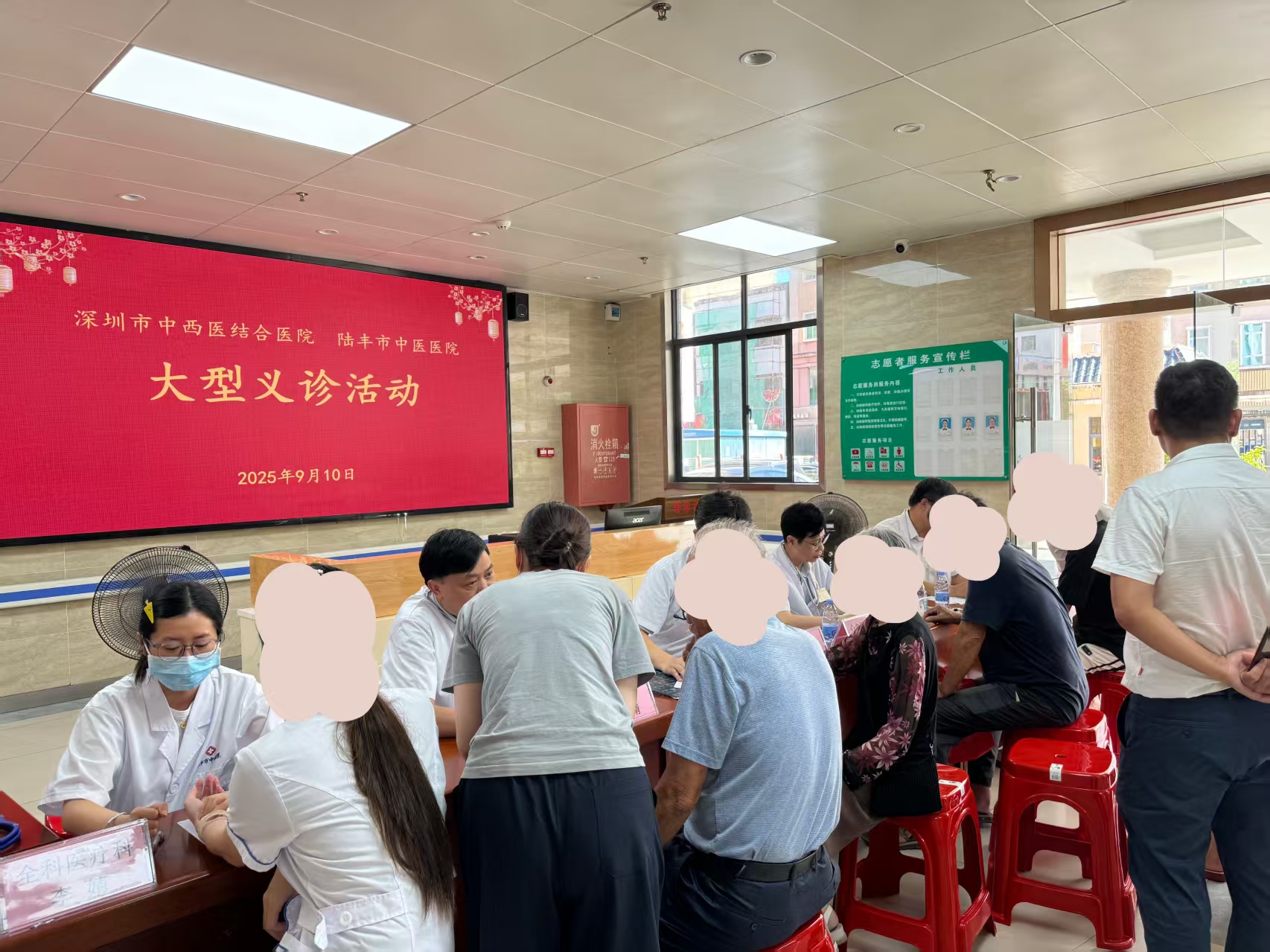 陸豐市中醫(yī)醫(yī)院聯(lián)合深圳市中西醫(yī)結(jié)合醫(yī)院開展大型義診活動(dòng).jpg